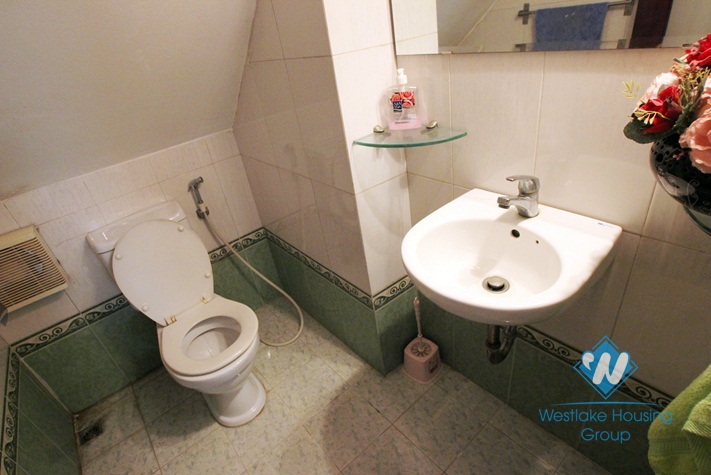 Cheap house for rent in Nghi Tam area, Tay Ho, Ha Noi